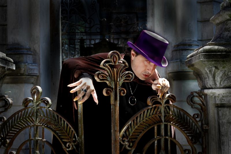 O ator Leandro Daniel Colombo interpreta o cineasta Gregório General, que acaba sendo possuído pelo espírito de Zé do Caixão | Marco Novack/Divulgação