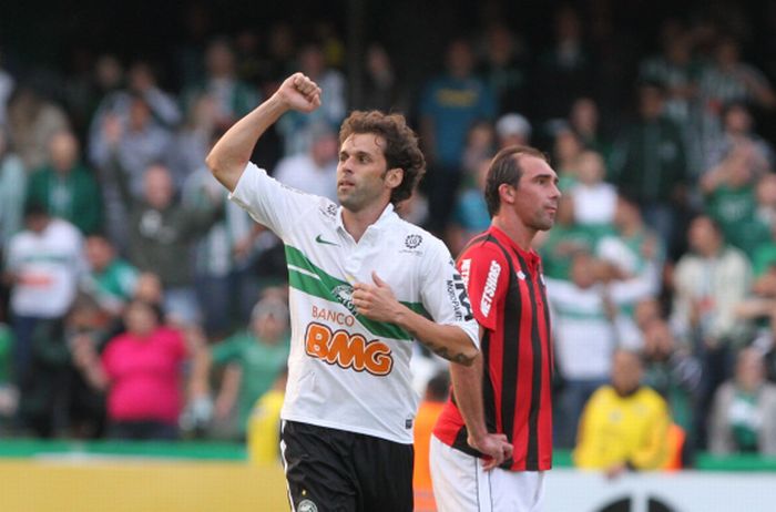 Lincoln comemora o segundo gol do Coritiba na vitória por 4 a 2 no clássico | Daniel Castellano / Gazeta do Povo