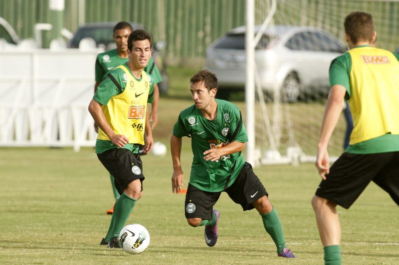 Éverton Ribeiro (sem colete) marcou gols nas duas últimas partidas do Coritiba | Antônio More / Gazeta do Povo