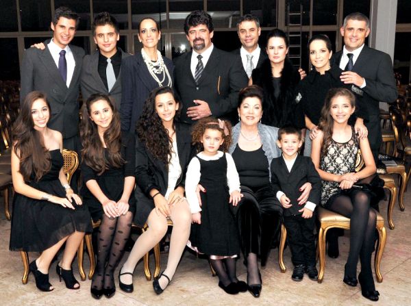 CONCERTOS SOLIDÁRIOS - A série de espetáculos Grandes Concertos Solidários, que estreou com a apresentação Noite Lírica Inesquecível, no Castelo do Batel, foi evento dos mais prestigiados da temporada. Com apresentação da Orquestra Curitiba Sinfônica, o concerto foi o primeiro de uma série de quatro que deverão acontecer neste ano, com renda revertida para o Hospital e Maternidade de Sengés, que sofre com os estragos provocados pela enchente ocorrida em 2010. Na foto, Vera Lupion e família |