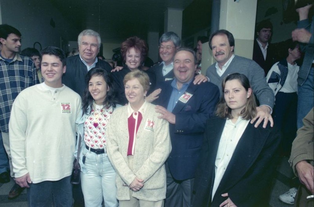 O prefeito eleito Cassio Taniguchi e o vice, Algaci Tulio, juntos com Lerner, Greca e familiares