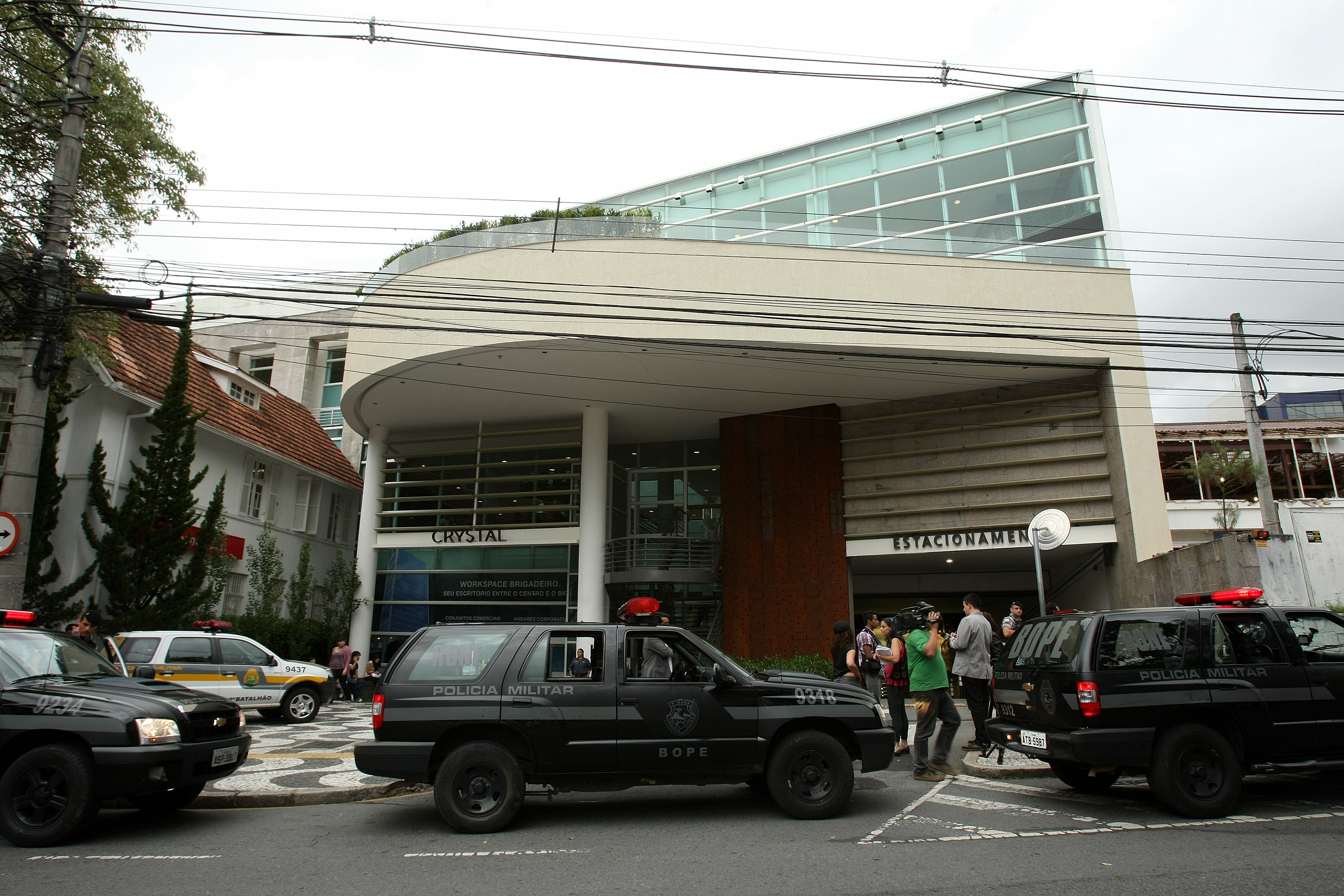 Assaltantes invadiram o estacionamento do Shopping Crystal na tarde desta terça-feira (10) | Hugo Harada / Gazeta do Povo