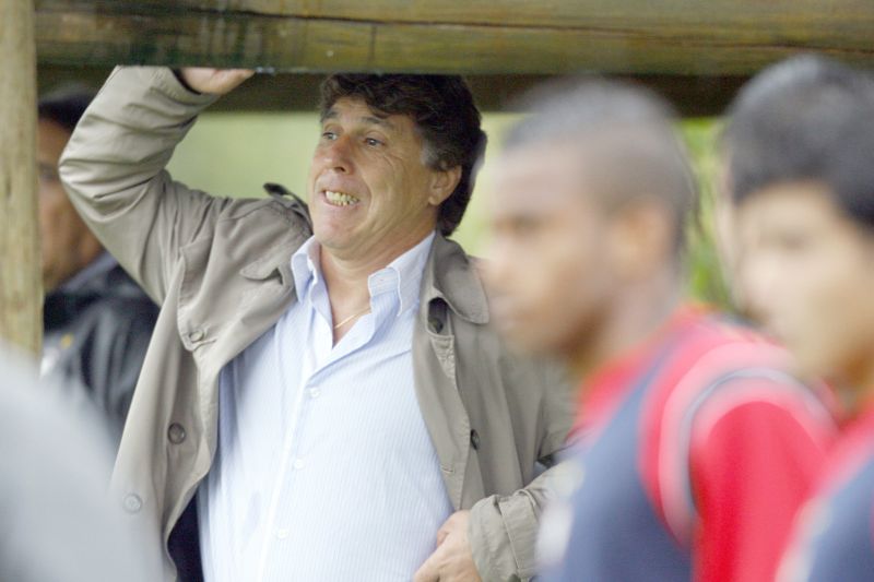 Juan Ramón Carrasco utilizou o zagueiro Manoel improvisado no ataque. Segundo o treinador, a ideia era aproveitar o bom desempenho do jogador nas bolas aéreas | Henry Milleo/ Gazeta do Povo