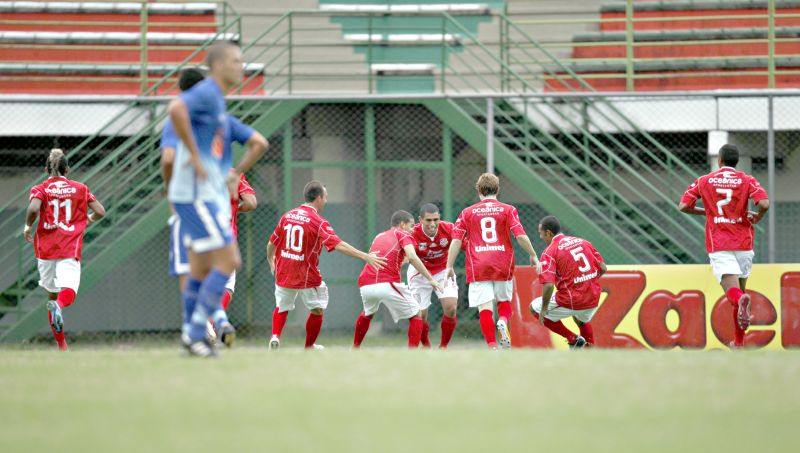 Jogadores do Rio Branco comemoram um dos gols em Paranaguá: resultado rebaixou o Iraty | Jonathan Campos/ Gazeta do Povo