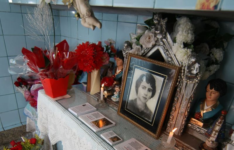 O túmulo da santa popular Maria Bueno, no Cemitério Municipal de Curitiba, recebe cerca de mil visitantes no Dia de Finados. As homenagens vêm de pessoas até da Bahia e do exterior | Ivonaldo Alexandre/ Gazeta do Povo