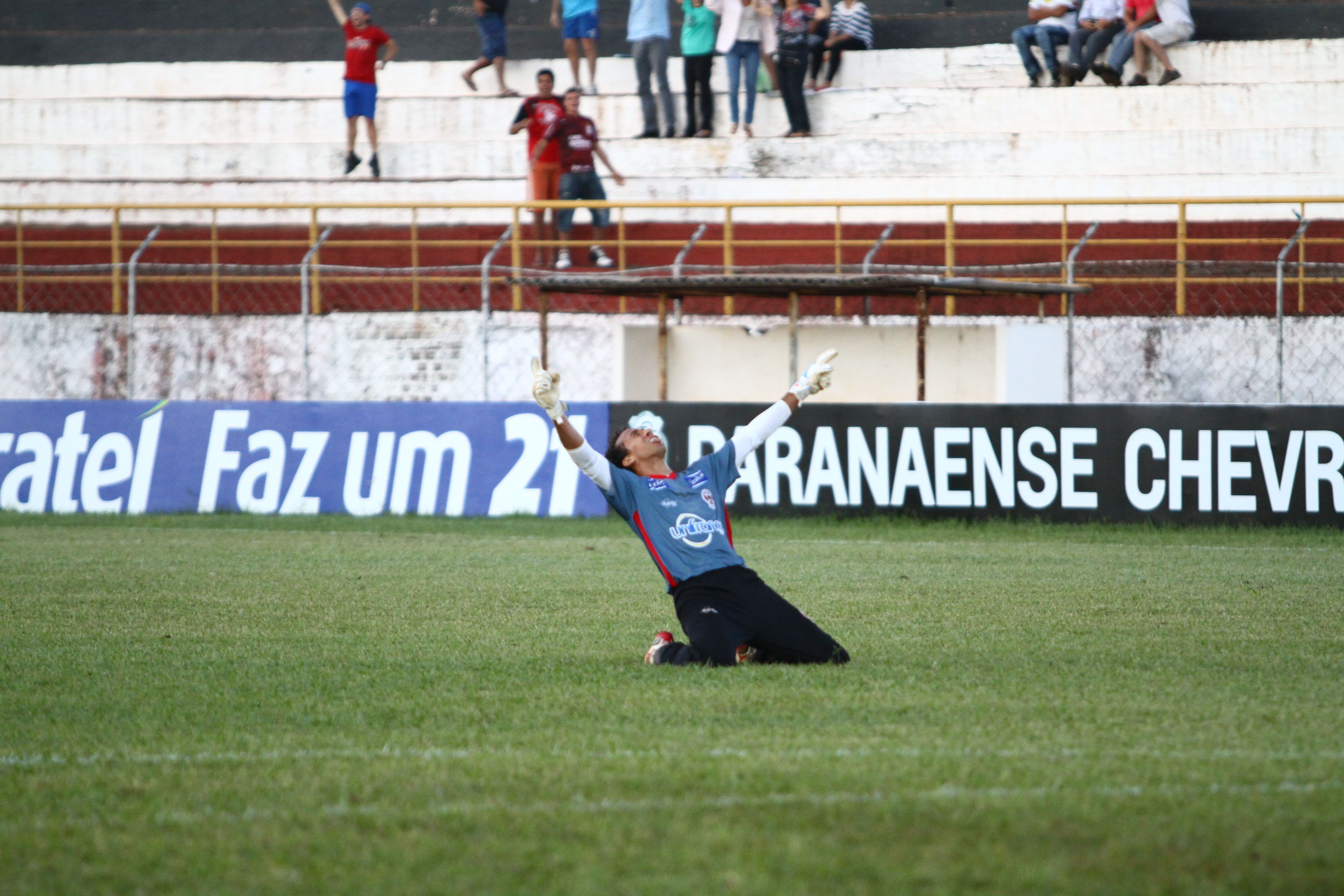 Goleiro Diego, do Roma, marcou aos 47 min do segundo tempo e garantiu empate do time contra o Londrina | Roberto Custódio / Jornal de Londrina