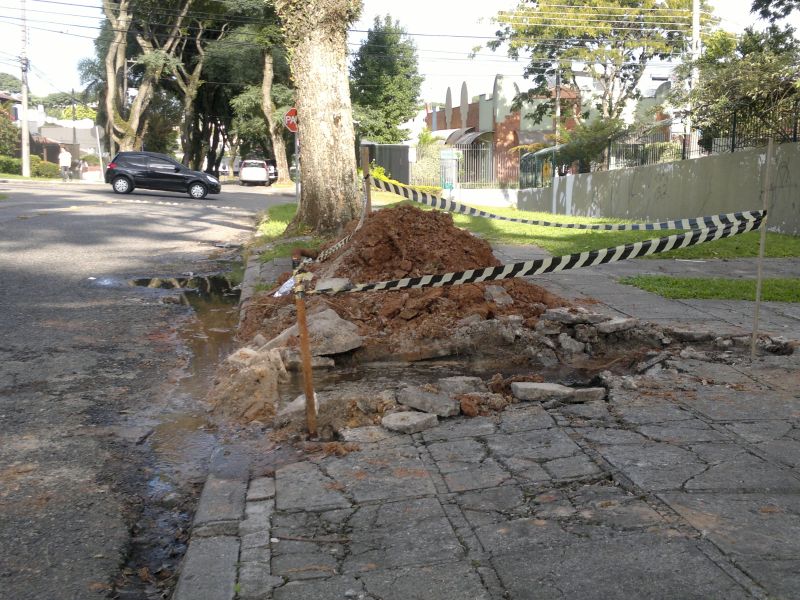 Buraco impede moradora do Água Verde de sair de casa com o carro | Heliberton Cesca / Gazeta do Povo