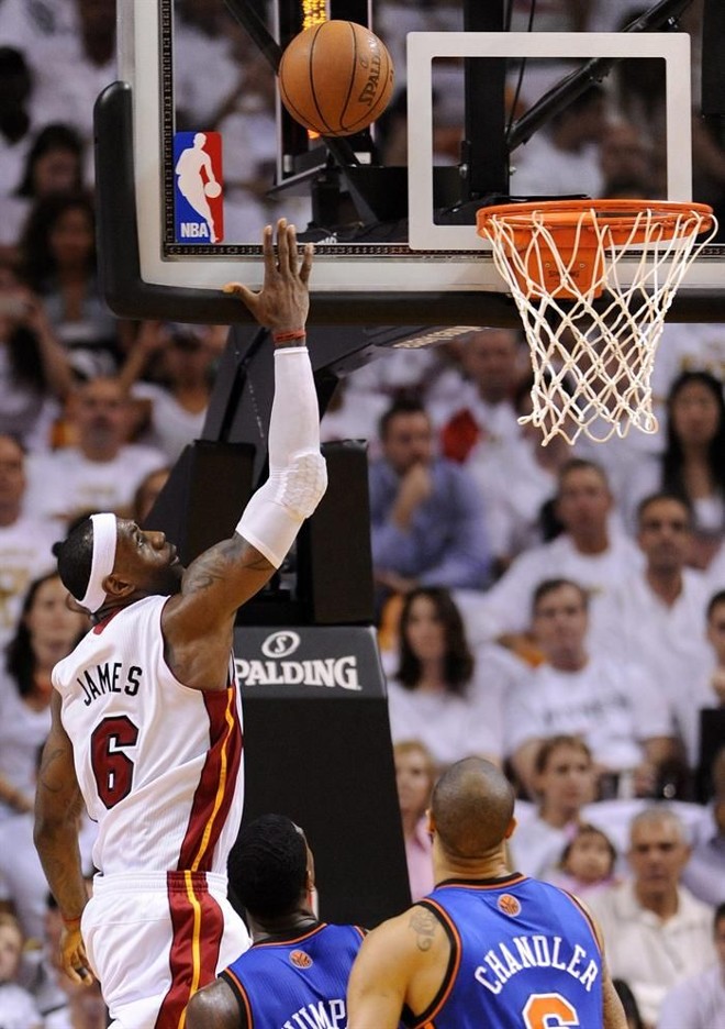 LeBron James salta para marcar na vitória fácil do Miami Heat sobre o New York Knicks por 100 a 67 |