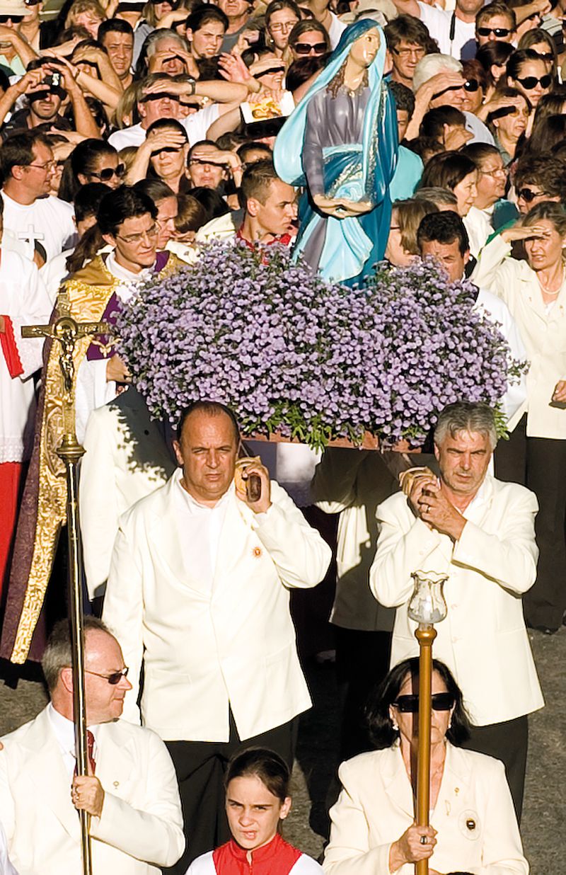 O presidente da Câmara Municipal de Curitiba, João Luiz Cordeiro, o João do Suco (à esq., segurando o andor) na procissão do Senhor Morto da Igreja do Guadalupe, realizada ontem | Marcelo Andrade/Gazeta do Povo