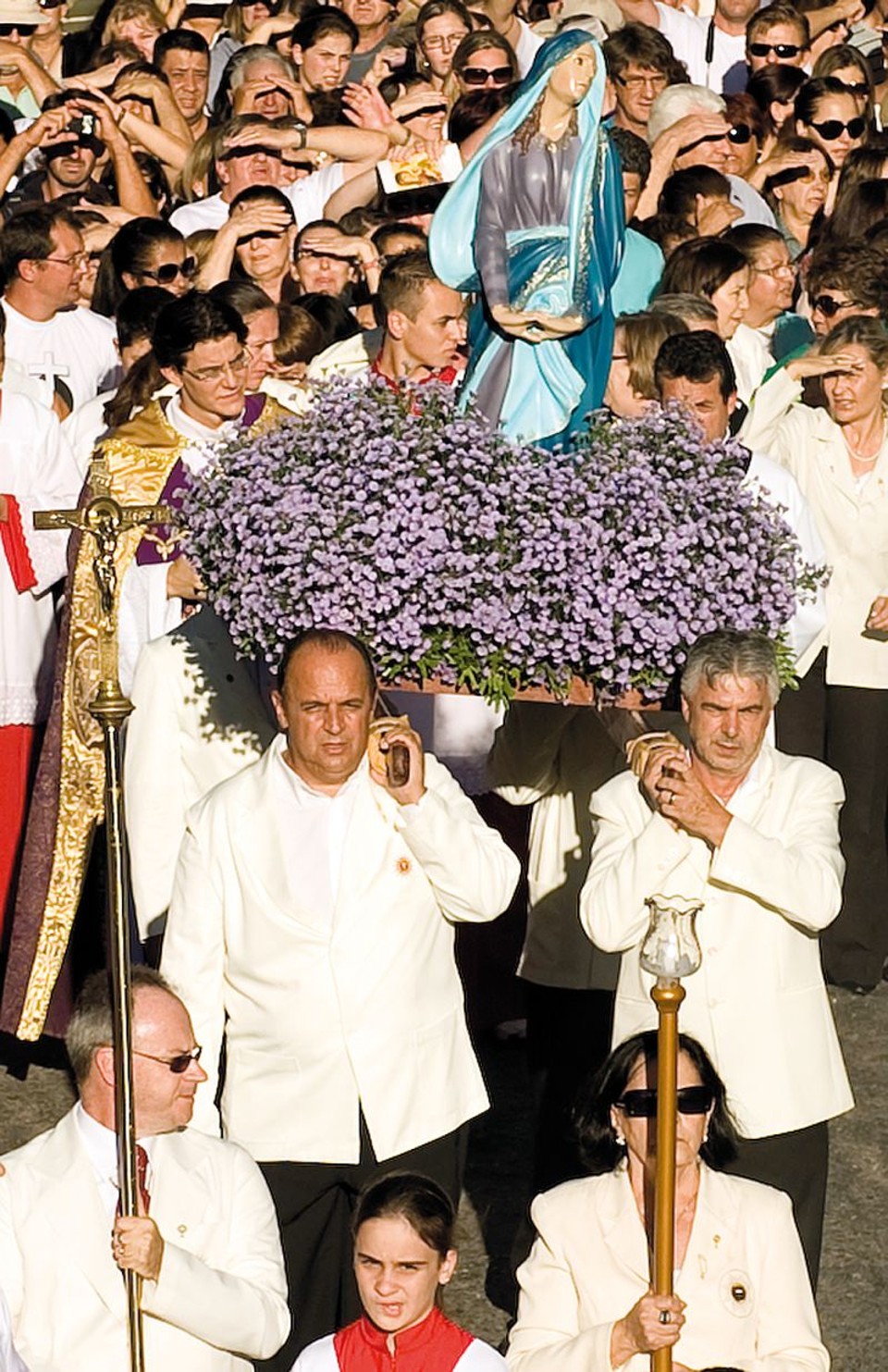 O presidente da Câmara Municipal de Curitiba, João Luiz Cordeiro, o João do Suco (à esq., segurando o andor) na procissão do Senhor Morto da Igreja do Guadalupe, realizada ontem | Marcelo Andrade/Gazeta do Povo