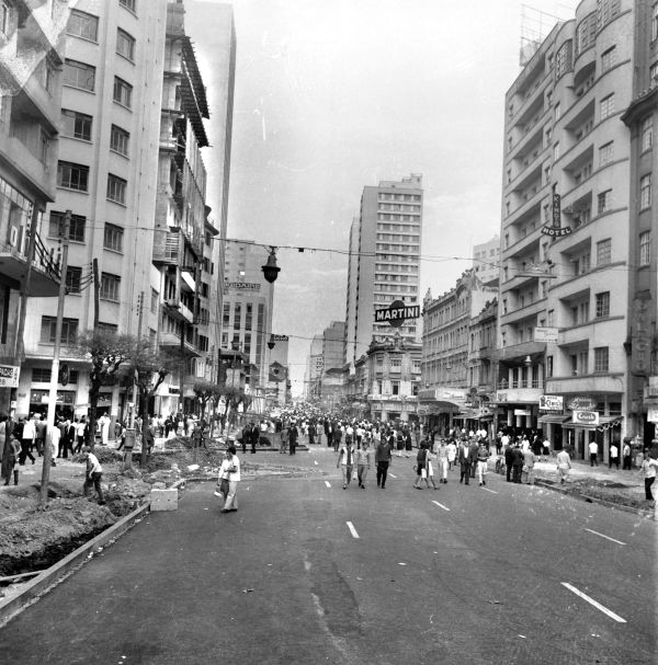 Avenida João Pessoa na época em que voltou a se chamar Luiz Xavier. Nesse tempo já era conhecida como aBoca Maldita,onde havia um grupo de jovens denominadosA Turma do Ouro Verde, em alusão ao café ali existente. Foto de Erony Santos. 1966 | CD/ ARQUIVO