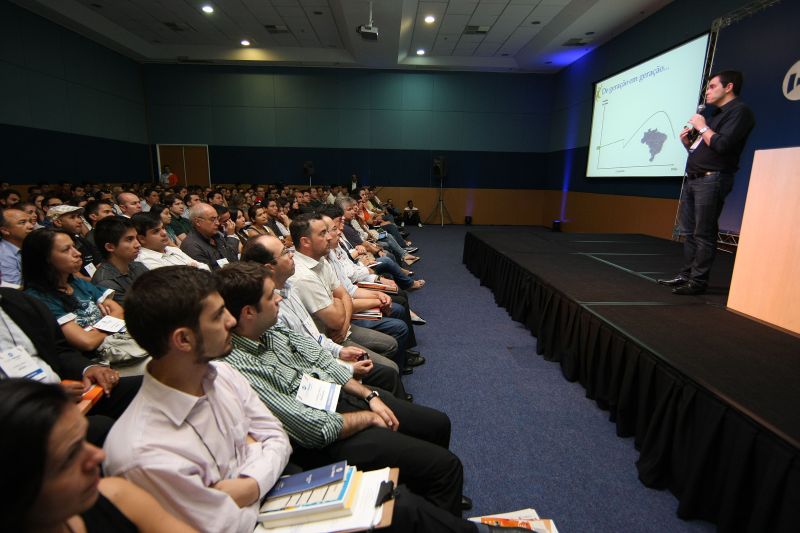 Palestra de Gustavo Cerbasi sobre educação financeira | Ivonaldo Alexandre/ Gazeta do Povo