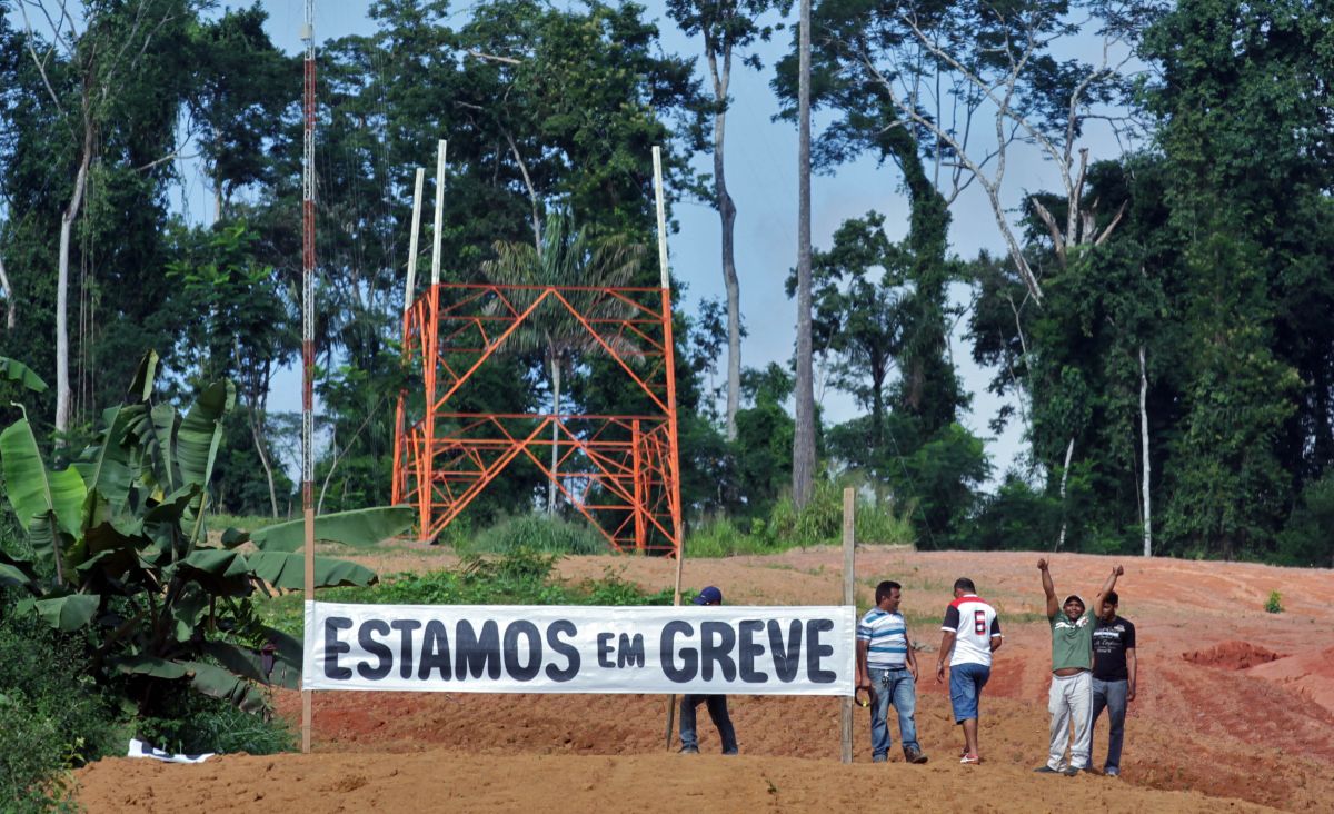 Trabalhadores querem aumento do valor da cesta básica, que hoje é de R$ 95, e a diminuição do intervalo entre os periodo de folga | Juca Varella/Folhapress