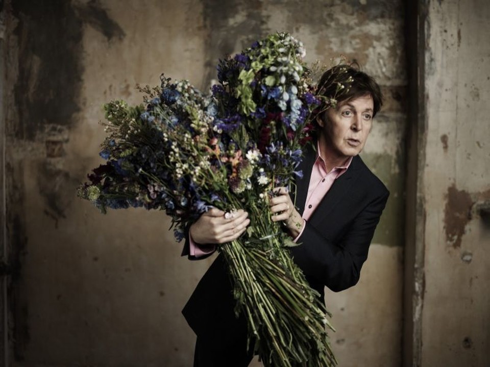Aos 69 anos, Paul McCartney revisita músicas românticas com arranjos leves e cheios de frescor | Mary McCartney/Divulgação