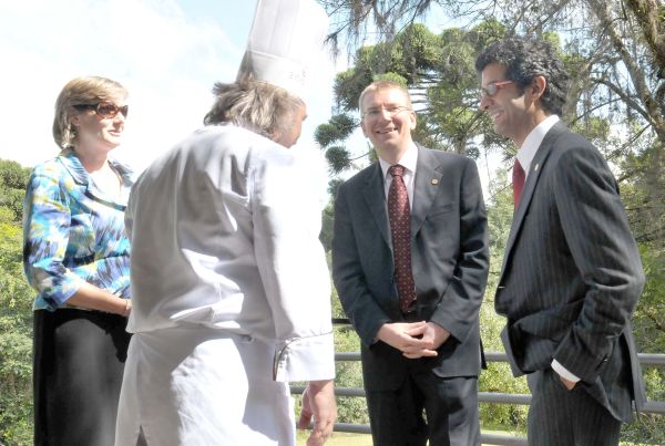 O ministro das Relações Exteriores da Letônia (ao centro), Edgars Rinkevics, é cumprimentado pelo chef Flávio Frenkel (de costas) ao chegar para o almoço à fábrica da Siemens, na Cidade Industrial de Curitiba, que visitou ontem acompanhado da embaixadora Alda Vanaga (à esq.) e do presidente da Wi2Be, Amir Qamar | Gilson Camargo