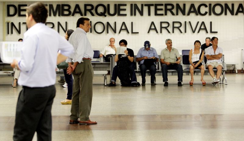 No aeroporto de Guarulhos, ontem, espanhóis foram submetidos às novas exigências | Ernesto Rodrigues/ AE