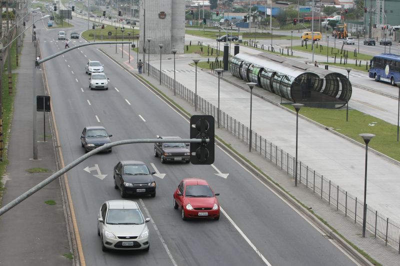 Trecho da Linha Verde próxima ao viaduto do Xaxim: Delta entregou obra com seis meses de atraso | Aniele Nascimento/ Gazeta do Povo