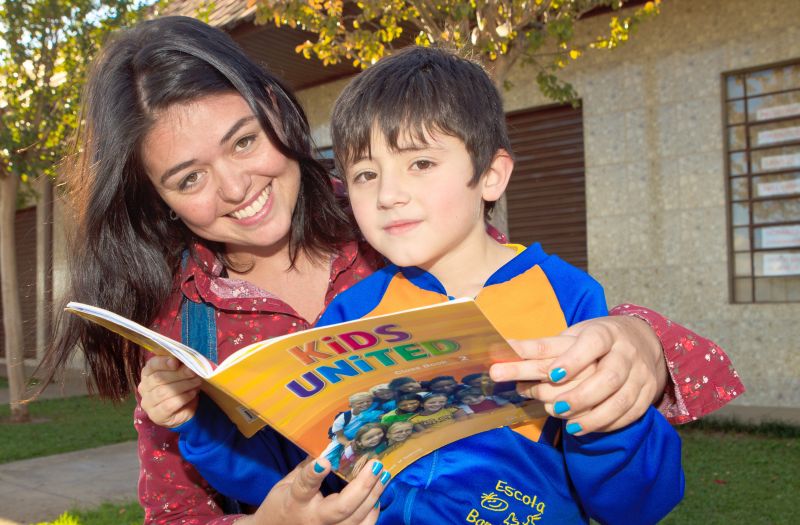 A engenheira ambiental Ana Paula Tebaldi, 28 anos, com o filho Artur, de 6 anos | Antônio Costa / Gazeta do Povo