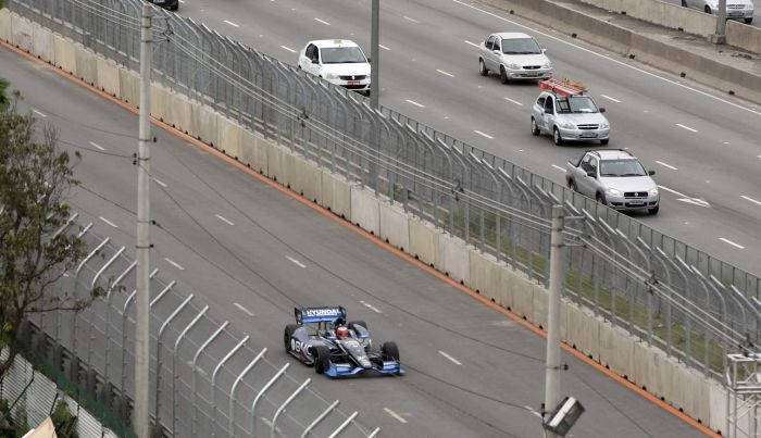 Barrichello corre no circuito Anhembi, ao lado da Marginal Tietê, em São Paulo: brasileiro ficou apenas na 12ª colocação no treino livre | Reuters