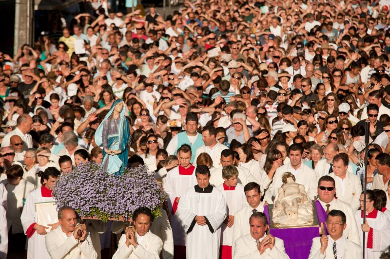 Multidão percorreu as ruas do centro da capital com destino à Catedral Basílica de Nossa Senhora da Luz dos Pinhais | Marcelo Andrade/ Gazeta do Povo