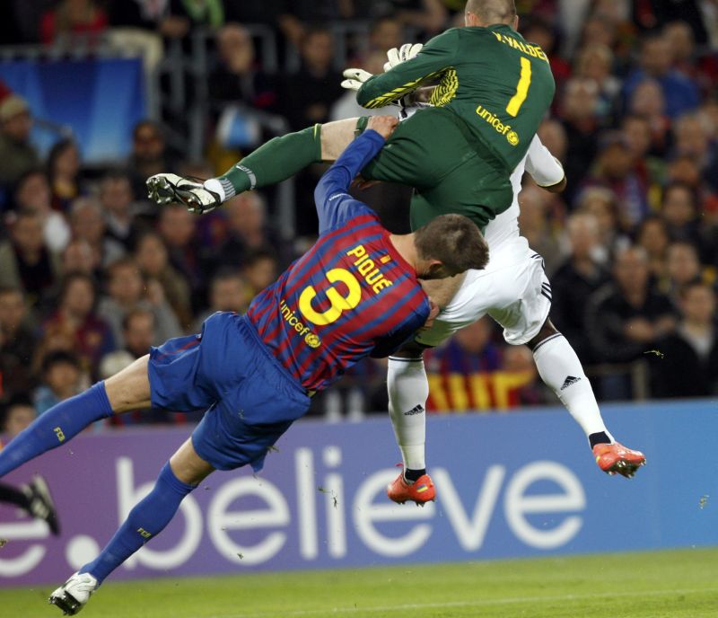 Piqué se chocou com Valdés e teve de ir para o hospital | Reuters