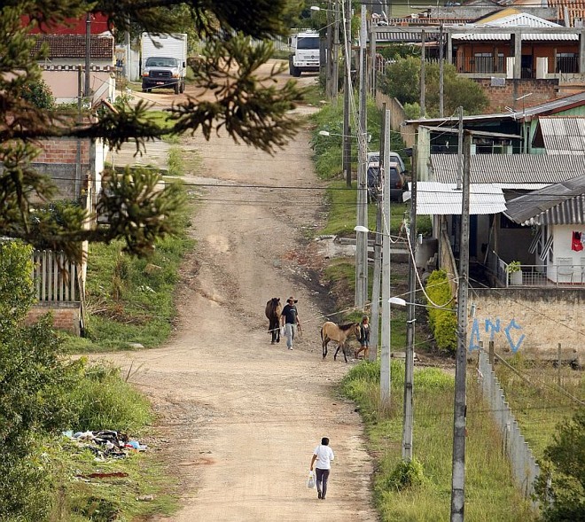 Moradores dizem que a falta de policiamento no bairro Ipanema, em Piraquara, contribuiu para sensação de insegurança |