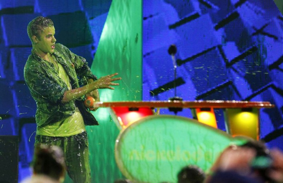 Cantor Justin Bieber coberto de gosma verde | REUTERS/Mario Anzuoni