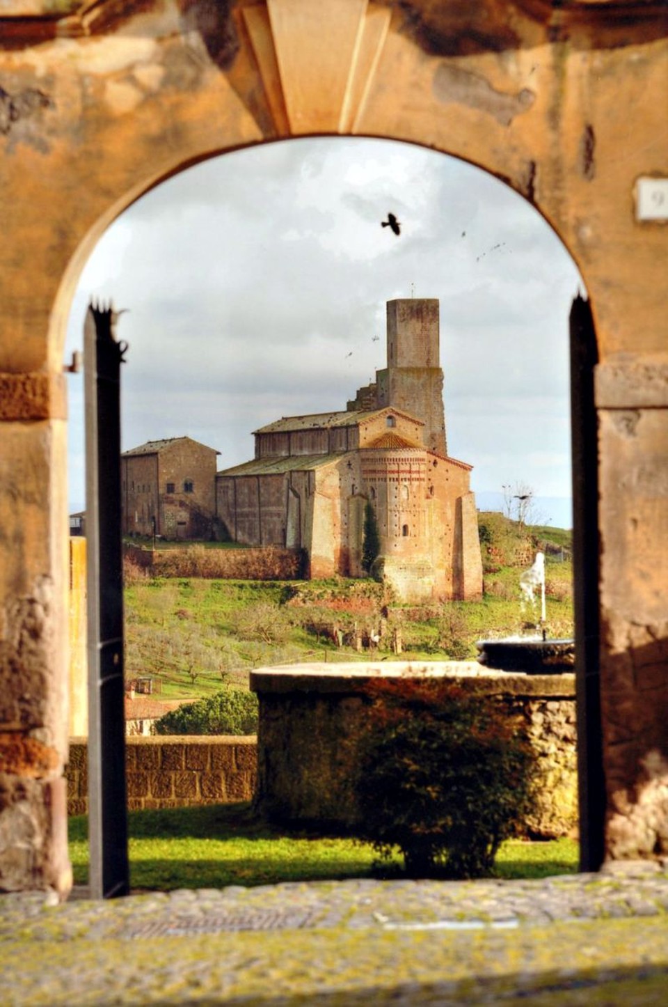Adrian Moss capta a história e a con­tem­poraneidade em seus clics, como nesta magnífica tomada em que focaliza a Igreja de San Pietro (séc. 10)  Tuscania. Nos dias 4, 11, 18 e 25 de maio, o profissional, com atuação na Natural Geographic, abre a exposição Cião Bella, na Deccore Móveis e Objetos. Com início às 20 h | Adrian Moss