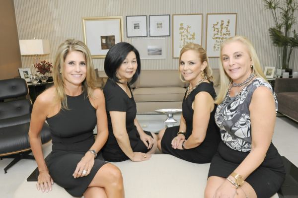 A anfitriã Sônia Elias (ao fundo, à dir.) com as arquitetas Claudia Guérios e Yvone Miyamura (ambas à esq.) e a decoradora Ângela Russi, no coquetel de lançamento da sexta edição da Casa de Ideias, que movimentou a elegante loja Ton Sur Ton na noite de quinta-feira. A mostra apresenta 14 ambientes assinados por arquitetos e designers de interiores da cidade | Gerson Lima