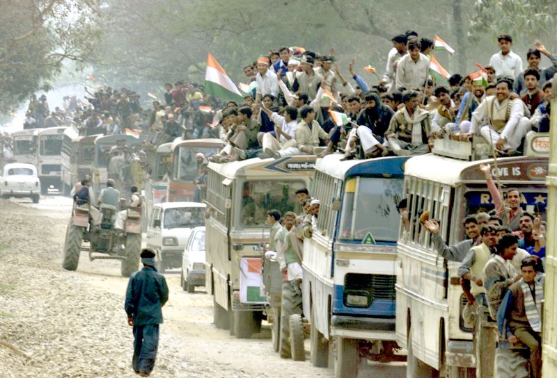 Multidão de eleitores em caravana para votar em eleição na Índia: maior democracia do planeta enfrenta problemas como corrupção sistêmica, loteamento político do Estado, coalizão governista formada por muitos partidos. Brasil, com situação parecida, pode aprender com as soluções encontradas pelos indianos | Reuters