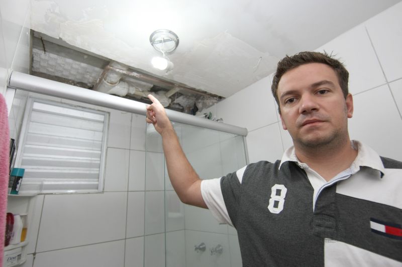 Enquanto não consegue se mudar para o apartamento novo, Gustavo Machado mora de aluguel em um imóvel feito pela mesma construtora. Neste, sofre com danos causados por infiltrações | Aniele Nascimento/Gazeta do Povo