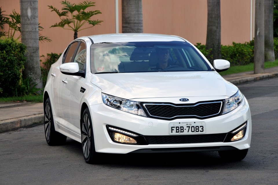 O sedã apresenta uma frente marcante com a identidade visual da Kia. A grade é cercada pelos faróis de dupla parábola | Divulgação/ Kia