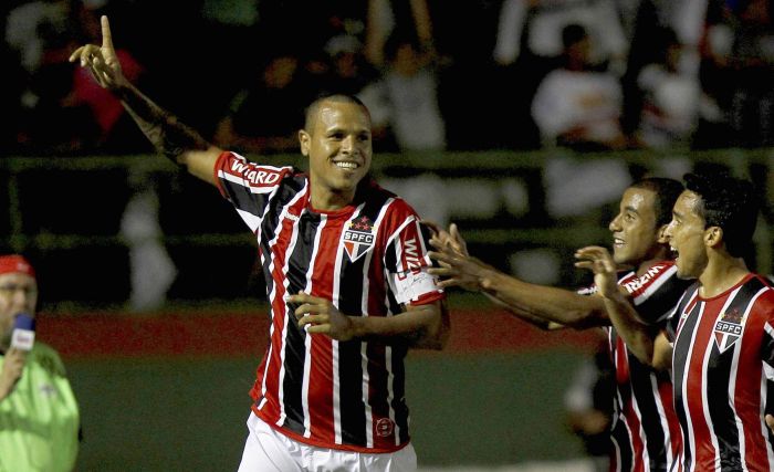 Luís Fabiano marcou dois dos cinco gols do São Paulo na vitória sobre o Bahia de Feira de Santana | Eduardo Martins / Folhapress