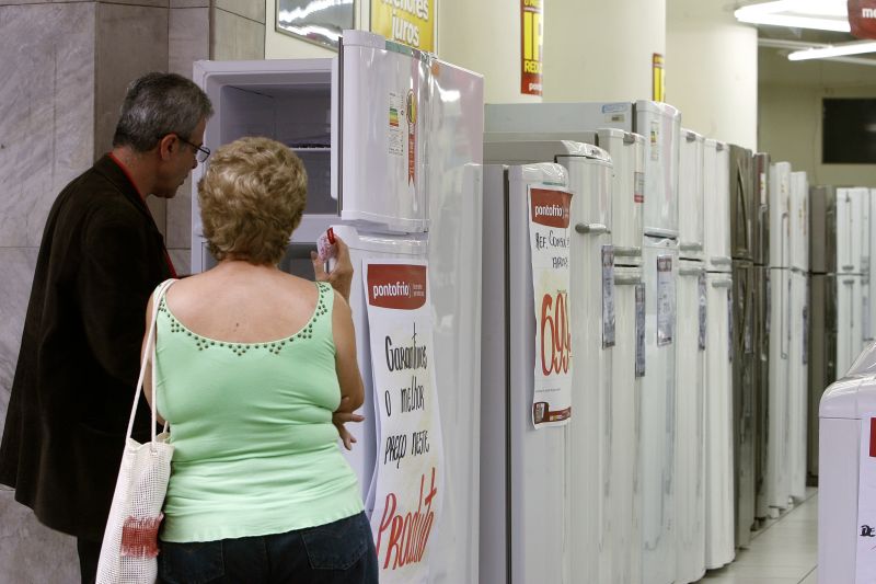 Lojas de eletrodomésticos, eletroeletrônicos e vestuário estão entre as que apresentam estoques acima do normal. Fecomércio já reduziu estimativa de vendas | Hugo Harada/Gazeta do Povo