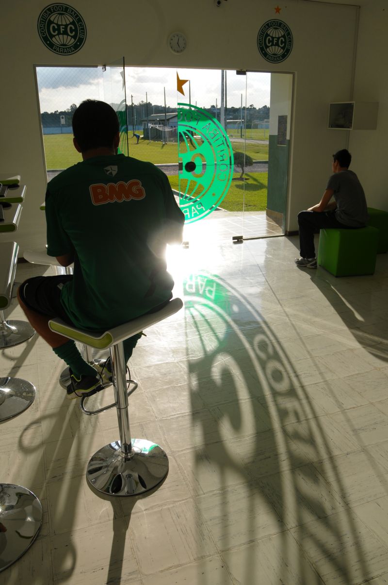 Jogadores do Coritiba se preparam para o treinamento no CT da Graciosa: caça ao Tubarão | Daniel Caron/ Gazeta do Povo