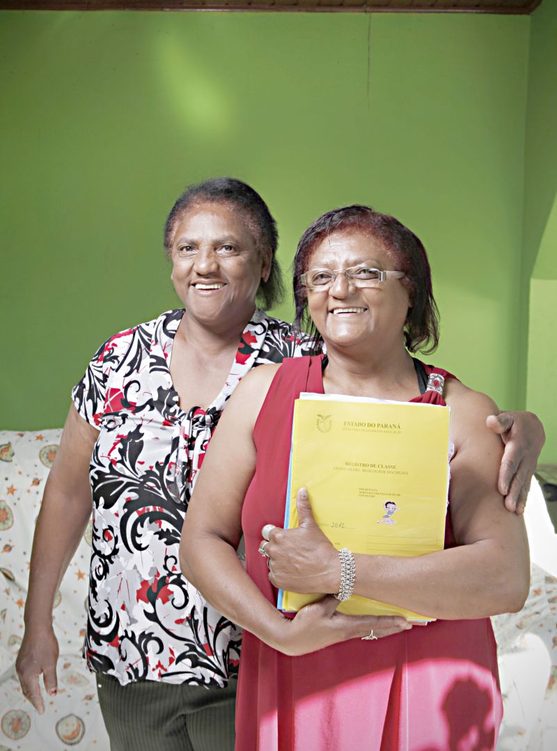 Maria do Rosário (à dir.) é professora de Biologia, mas a irmã Aparecida nunca foi à escola | Alexandre Mazzo/ Gazeta do Povo