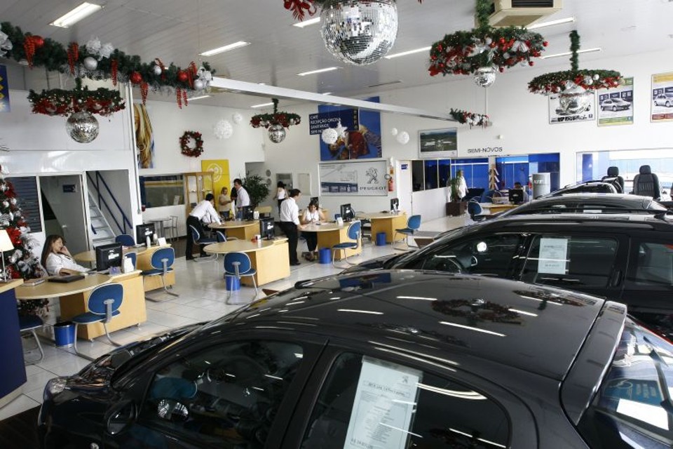 Para quem quer financiar um carro, a dica é aguardar pelo menos até a próxima semana para conferir se os juros melhoraram | Gilberto Abelha/JL