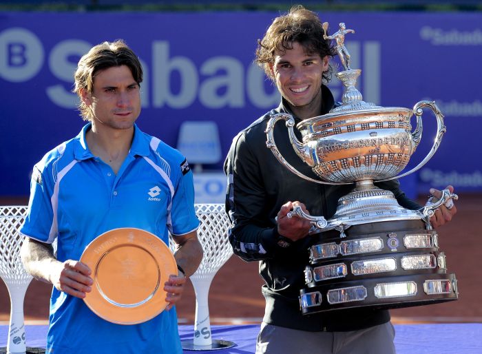 Nadal com o troféu do Torneio de Barcelona, ao lado do compatriota Ferrer, derrotado na decisão por 2 sets a 0 | AFP