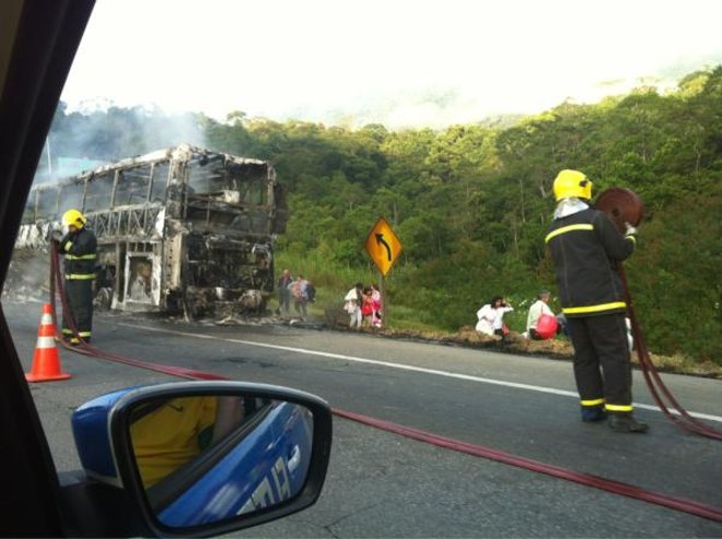 Ônibus de turismo pegou fogo na BR-376 na manhã desta quinta-feira | 