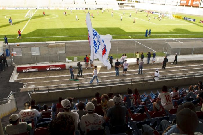 Cerca de 100 torcedores foram à Vila Capanema acompanhar o último treino do Paraná antes da partida contra o Ceará | Antonio Costa / Gazeta do Povo