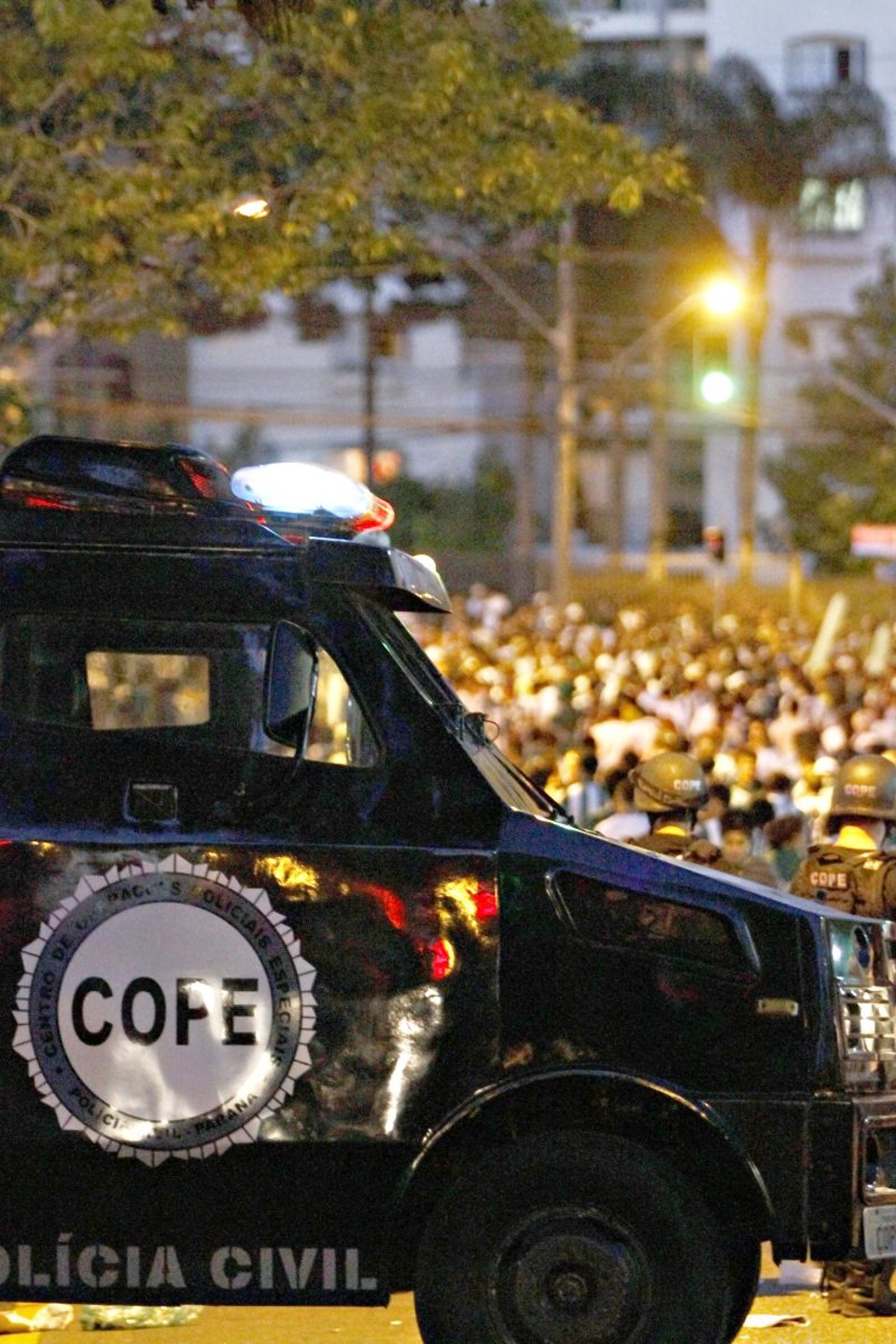 Carro do Centro de Operações Policiais Especiais (COPE) acompanha aglomeração de torcedores | Daniel Derevecki/ Gazeta do Povo