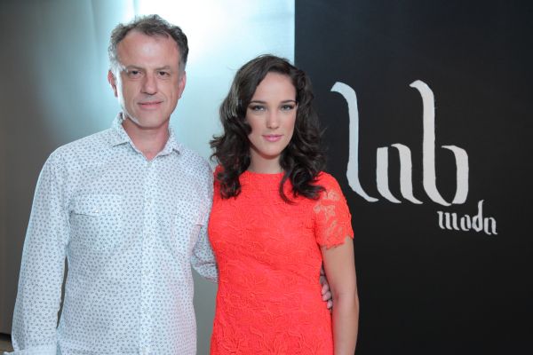 A atriz curitibana Adriana Birolli foi cumprimentar o diretor artístico da Semana de Moda de Curitiba, Júnior Gabardo, após assistir, na primeira fila, o desfile da Garota Chic, grife de sua irmã, a estilista Letícia Birolli, no último sábado. A marca infanto-juvenil foi um dos destaques da Passarela 2 do evento, realizado de quinta-feira até este domingo no Museu Oscar Niemeyer | Rubens Nemitz Jr.