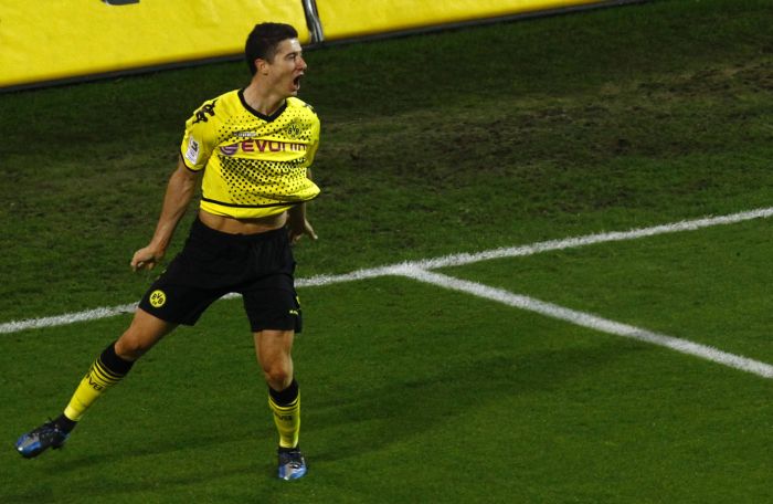 Robert Lewandowski comemora o gol da vitória do Borussia Dortmund sobre o Bayern de Munique, que ele marcou de calcanhar | Ralph Orlowski/Reuters