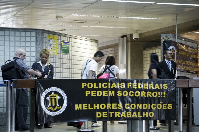Agentes fazem operação-padrão no Aeroporto de Guarulhos (SP) na última quinta-feira em protesto contra a terceirização de funções: insatisfação pública | Adriano Vizoni/ Folhapress