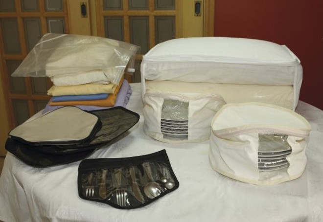 Utensílios- Demais utensílios como pratos, potes e talheres também devem ser guardados, depois de estarem lavados e secos. Há embalagens próprias, que também protegem essas peças do pó e da maresia. Para a proteção entre os pratos, indica-se a utilização de um papel-toalha ou disco de tecido entre cada um. Potes e travessas devem ficar em armários abertos, com ventilação |