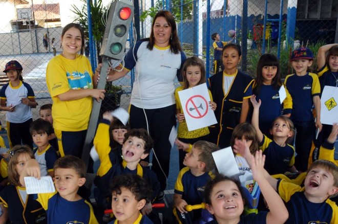 Cenas de um aprendizado: aulos de trânsito movimentam ambiente escolar | 