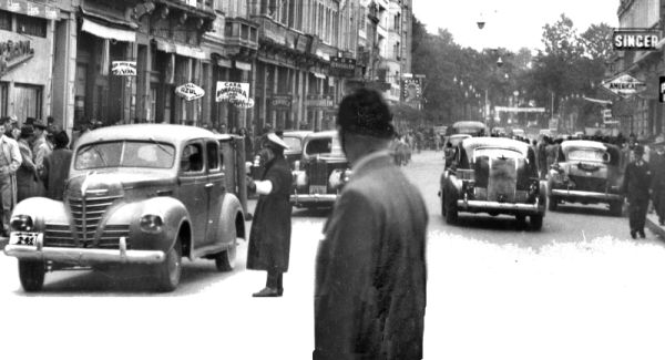 Em 1945, embora a guerra já houvesse terminado, automóveis movidos a gasogênio circulavam pela Rua XV de Novembro | Arquivo CD