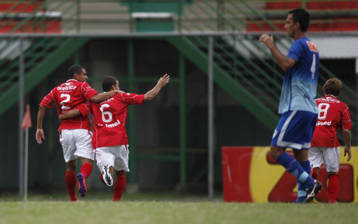 Jogadores do Rio Branco comemoram na vitória por 5 a 2 que decretou o rebaixamento do Iraty no Estadual | Jonathan Campos/Gazeta do Povo