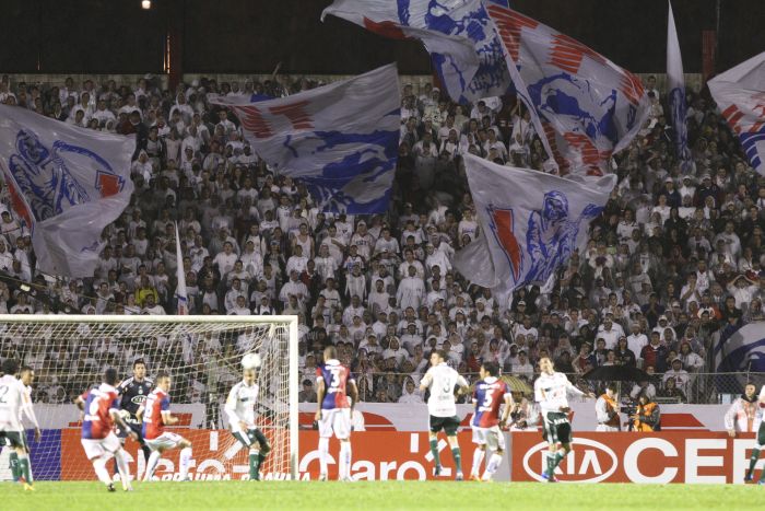 Torcida tricolor apoia o Paraná no primeiro jogo com o Palmeiras: clube conseguiu acréscimo de R$ 800 mil no caixa na partida da Copa do Brasil | Daniel Castellano / Gazeta do Povo