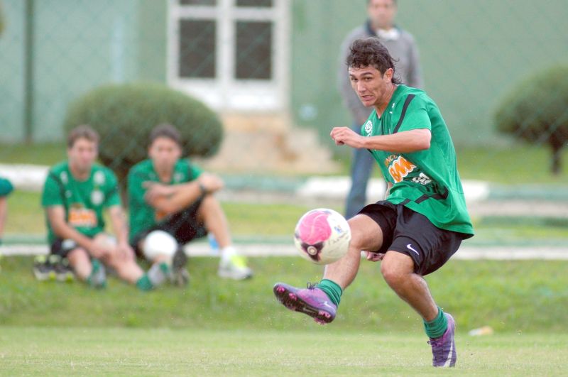 Meia de origem criado do rival Paraná, Vinícius será deslocado para a lateral direita no jogo em Apucarana | Daniel Castellano/ Gazeta do Povo